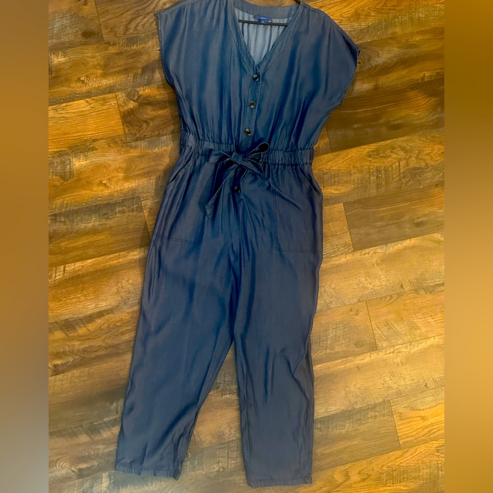 Adorable light-weight short sleeve denim style jumpsuit. Sz L
